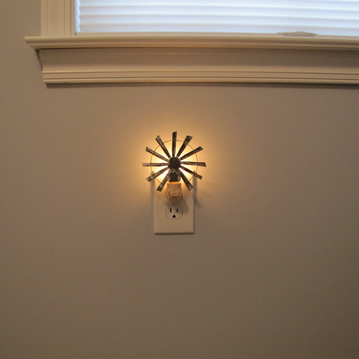 Vintage Metal Windmill Bathroom Night Light Plug-In Wall Lamp Bulb Nightlight - Image 3